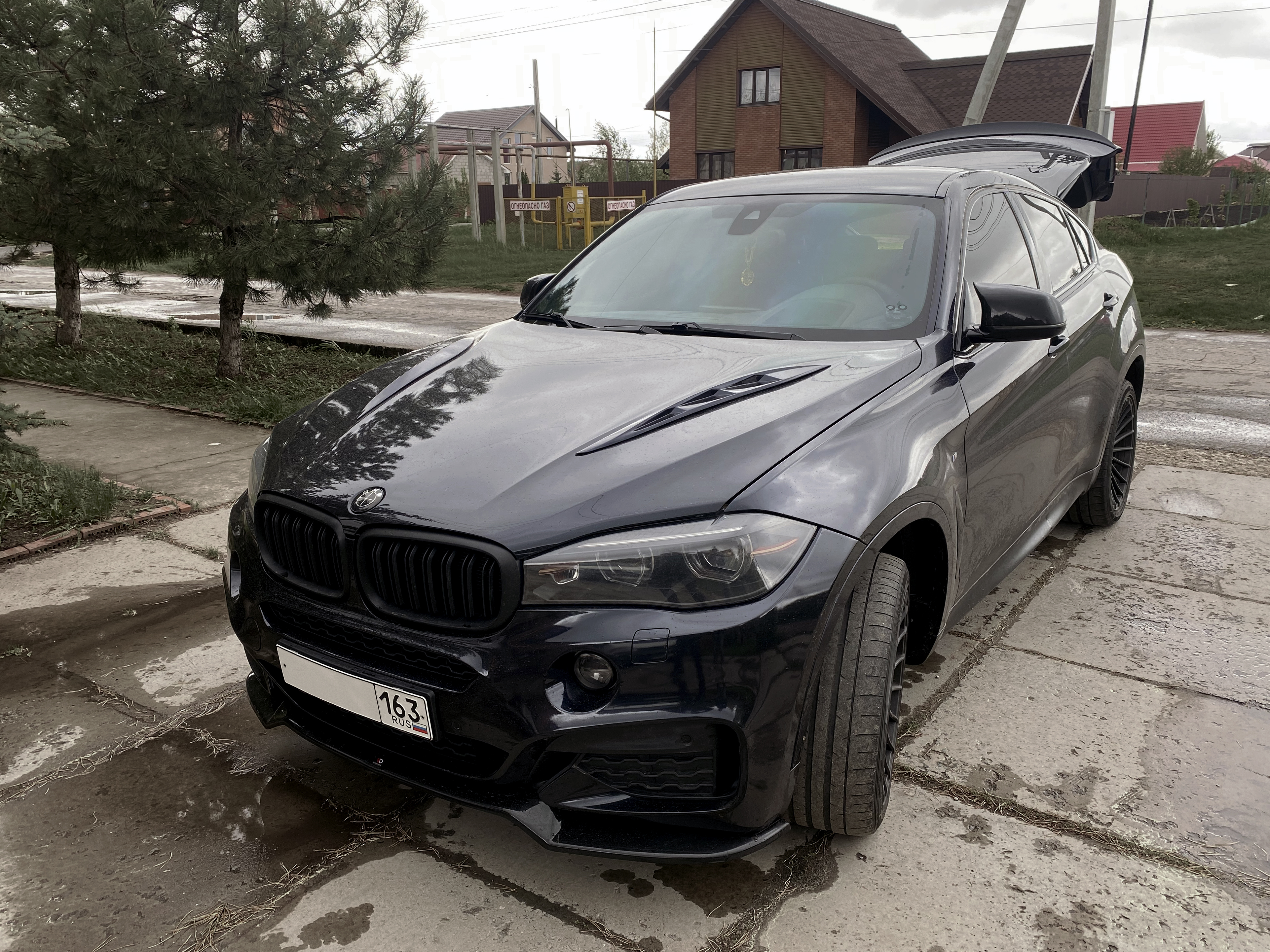 Накладки на капот (жабры) BMW X5 в кузове F15 Крашенные в Черный Глянец