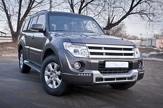 Накладка Broomer Design переднего бампера Mitsubishi Pajero IV 4 (2011-2015)
