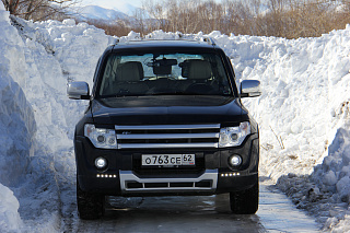 Накладка Broomer Design переднего бампера Mitsubishi Pajero IV 4 (2011-2015)