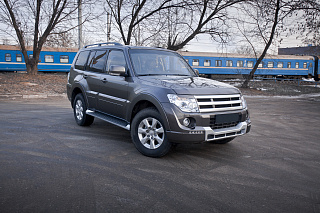 Накладка Broomer Design переднего бампера Mitsubishi Pajero IV 4 (2011-2015)