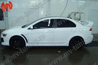 Пороги в стиле EVO Mitsubishi Lancer X (2007-2016) + УСТАНОВОЧНЫЙ КОМПЛЕКТ